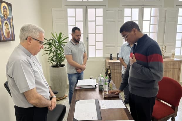 Vigário da Paróquia Santa Clara, em Piracicaba, presta juramento de fidelidade à Igreja e ao bispo diocesano
