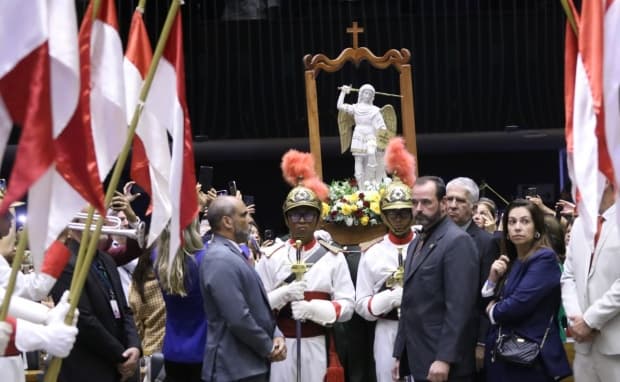 Na Câmara dos Deputados, Dom Devair pede a São Miguel proteção contra o "espírito da divisão nos lares e famílias