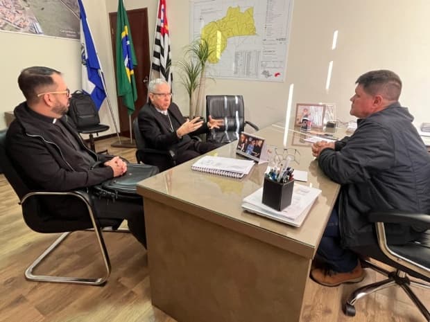 Dom Devair realiza visita institucional à Prefeitura de Corumbataí