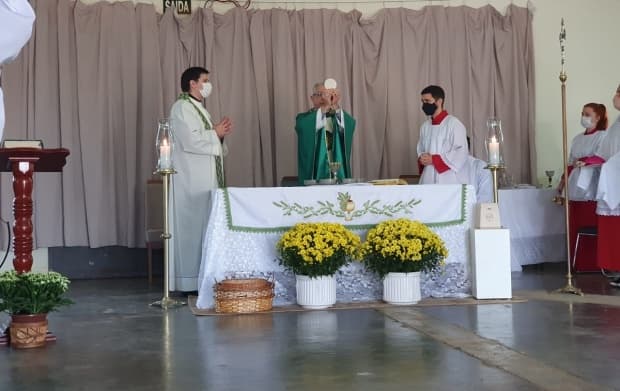 Dom Devair celebra missa de sétimo dia do padre Marcelo Bellato