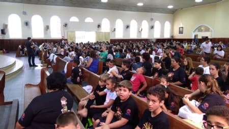 Encontro Regional de Coroinhas e Acólitos na Região Santa Bárbara reúne 450 pessoas