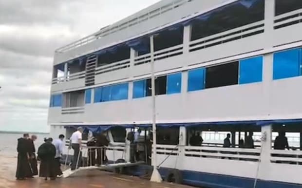 Dom Leonardo abençoa o Barco-Hospital São João XXIII: "presença misericordiosa de Deus no meio de nós"