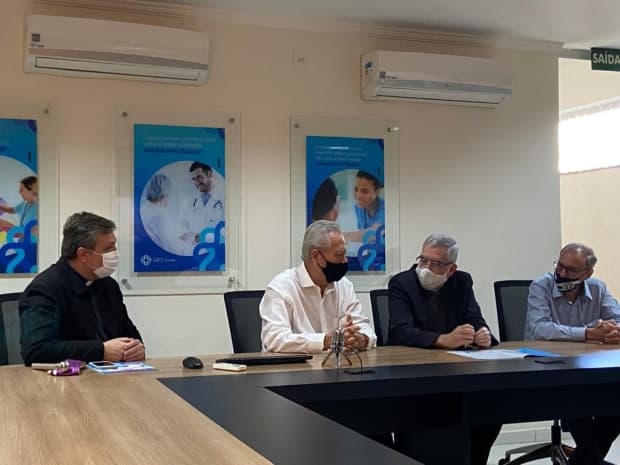 Em visita a hospital, Bispo enaltece "missão" dos profissionais de saúde na pandemia e destaca valor da ciência
