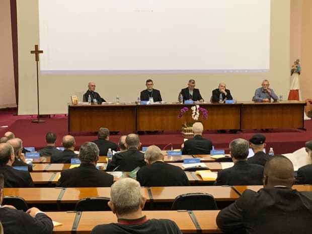 Momento de oração e relatório pastoral marcam início da Assembleia do episcopado paulista em Indaiatuba