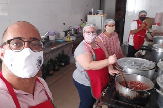 Paróquia Divino Pai Eterno distribui alimento para famílias assistidas pela Pastoral da Criança e Vicentinos