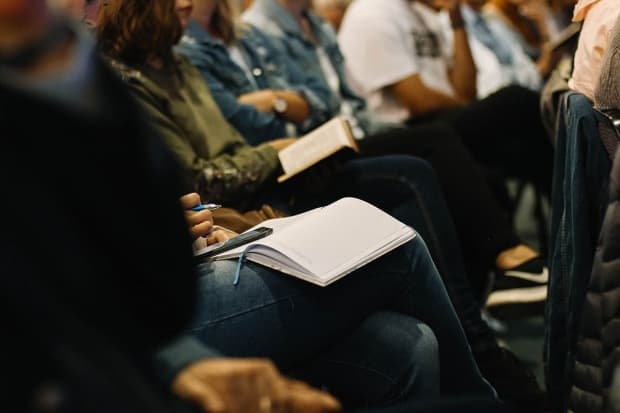 Universidade católica deve ajudar os jovens a realizar seus sonhos e objetivos, diz Papa